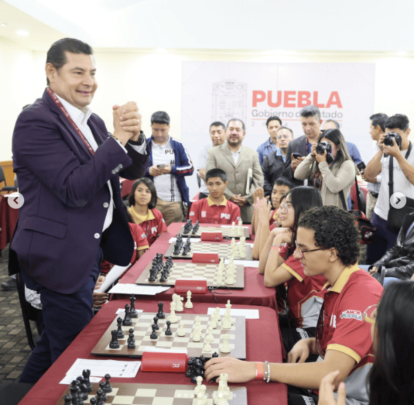 Gobernador de Puebla jugando ajedrez en la Olimpiada Nacional 2025