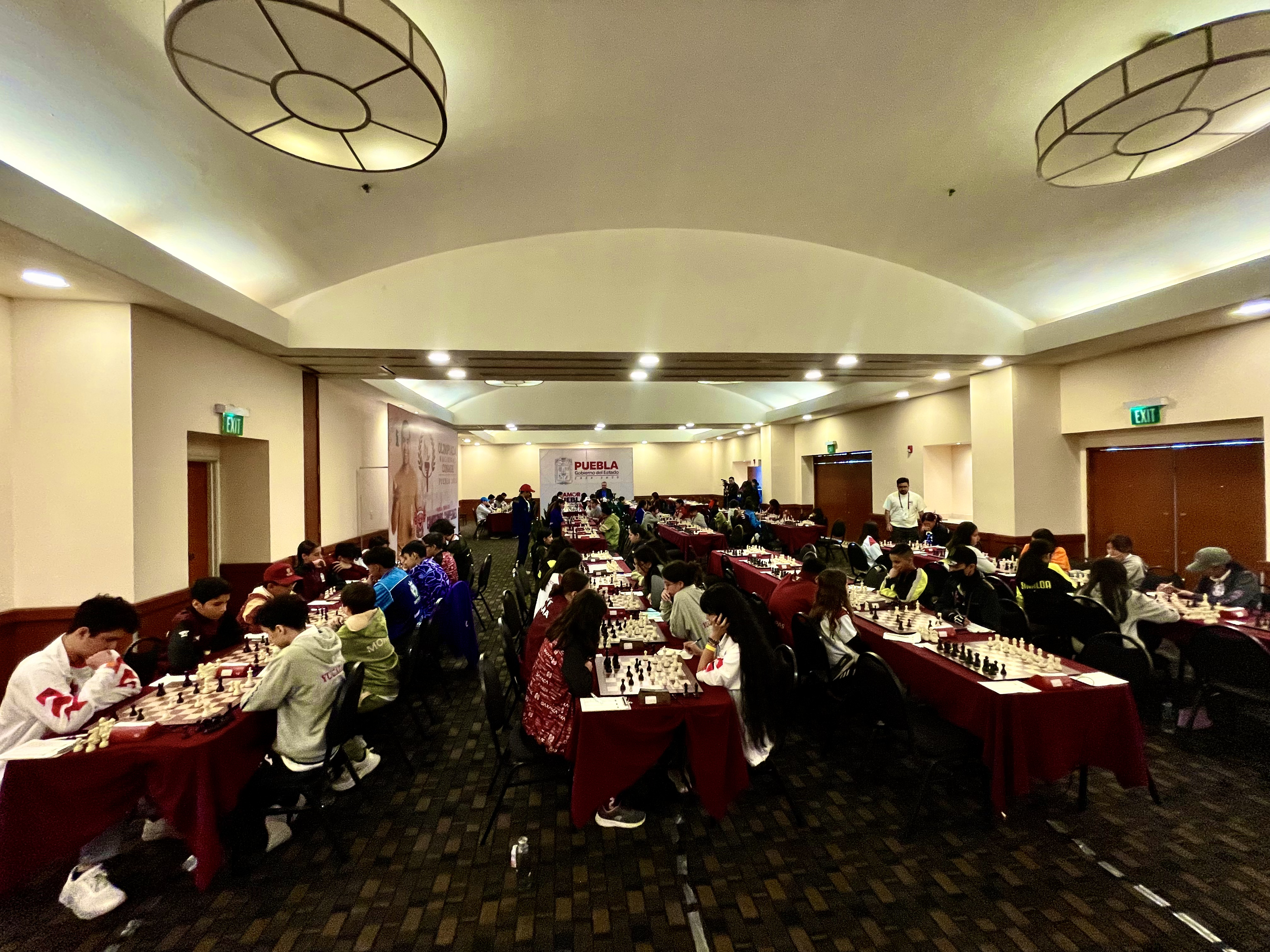 Participantes compitiendo en la ronda 2 de la Olimpiada de Ajedrez