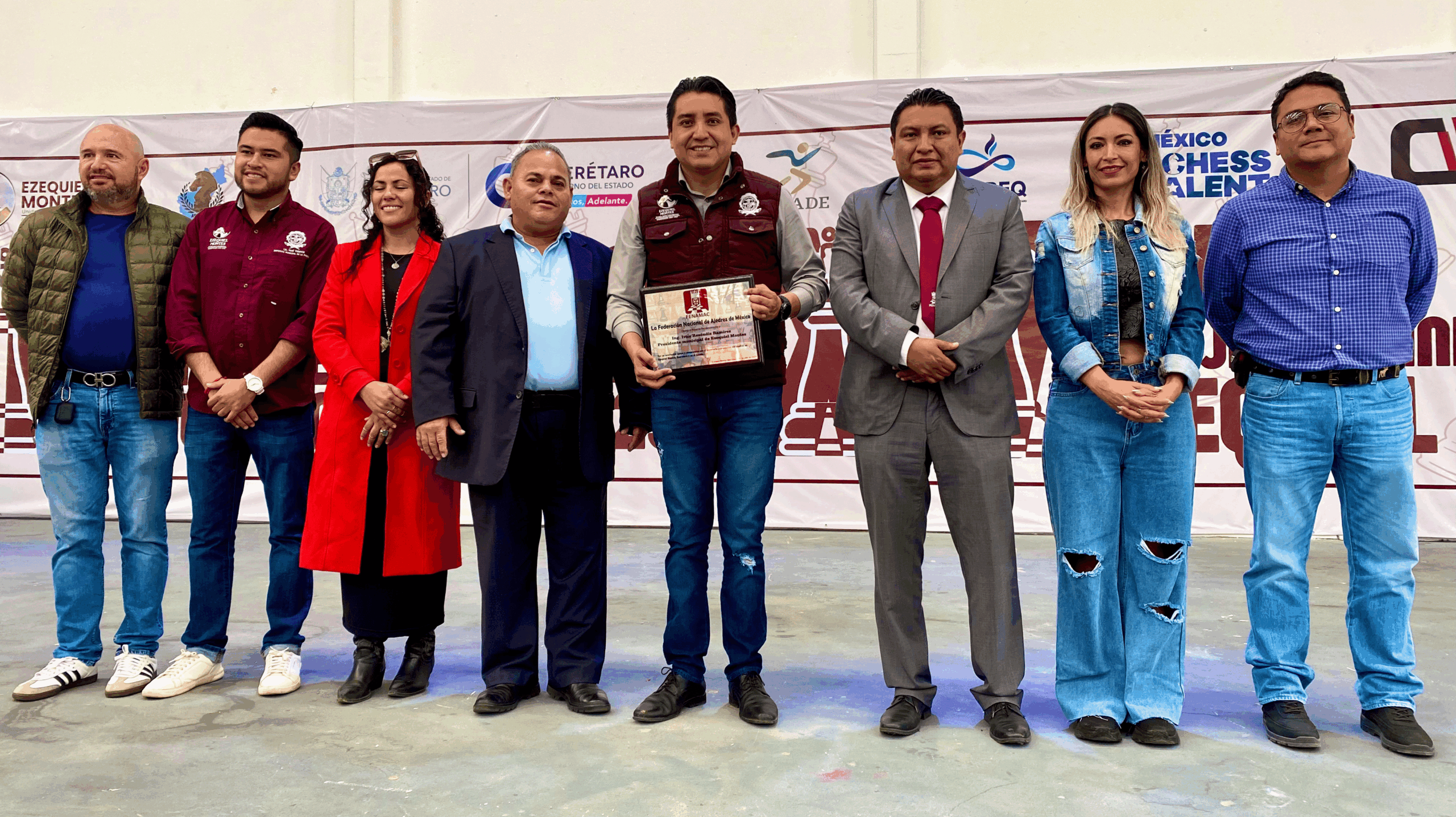 Entrega de un reconocimiento al presidente municipal de Ezequiel Montes durante el evento de ajedrez.