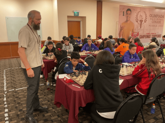 Jugadores en la ronda final del Ajedrez Clásico de la Olimpiada Nacional 2025