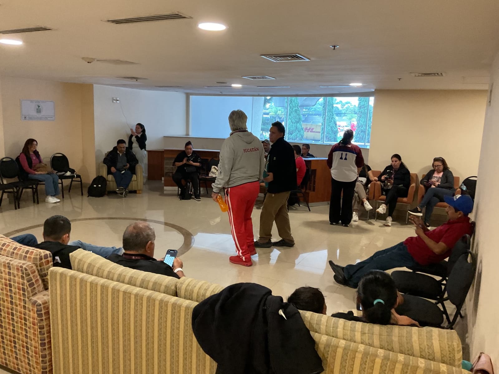 Delegados y entrenadores analizando partidas en los salones de espera