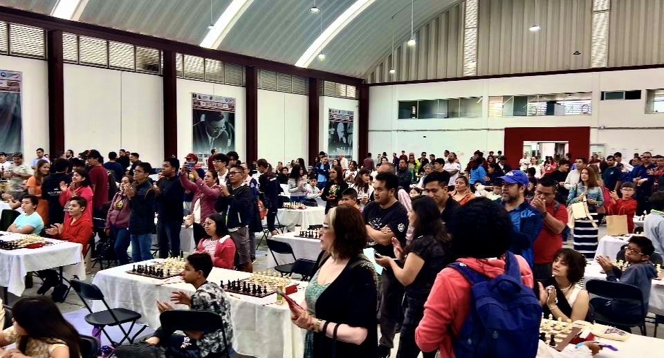 Inauguración oficial de los Torneos de Ajedrez Ezequiel Montes 2025 con autoridades y jugadores.