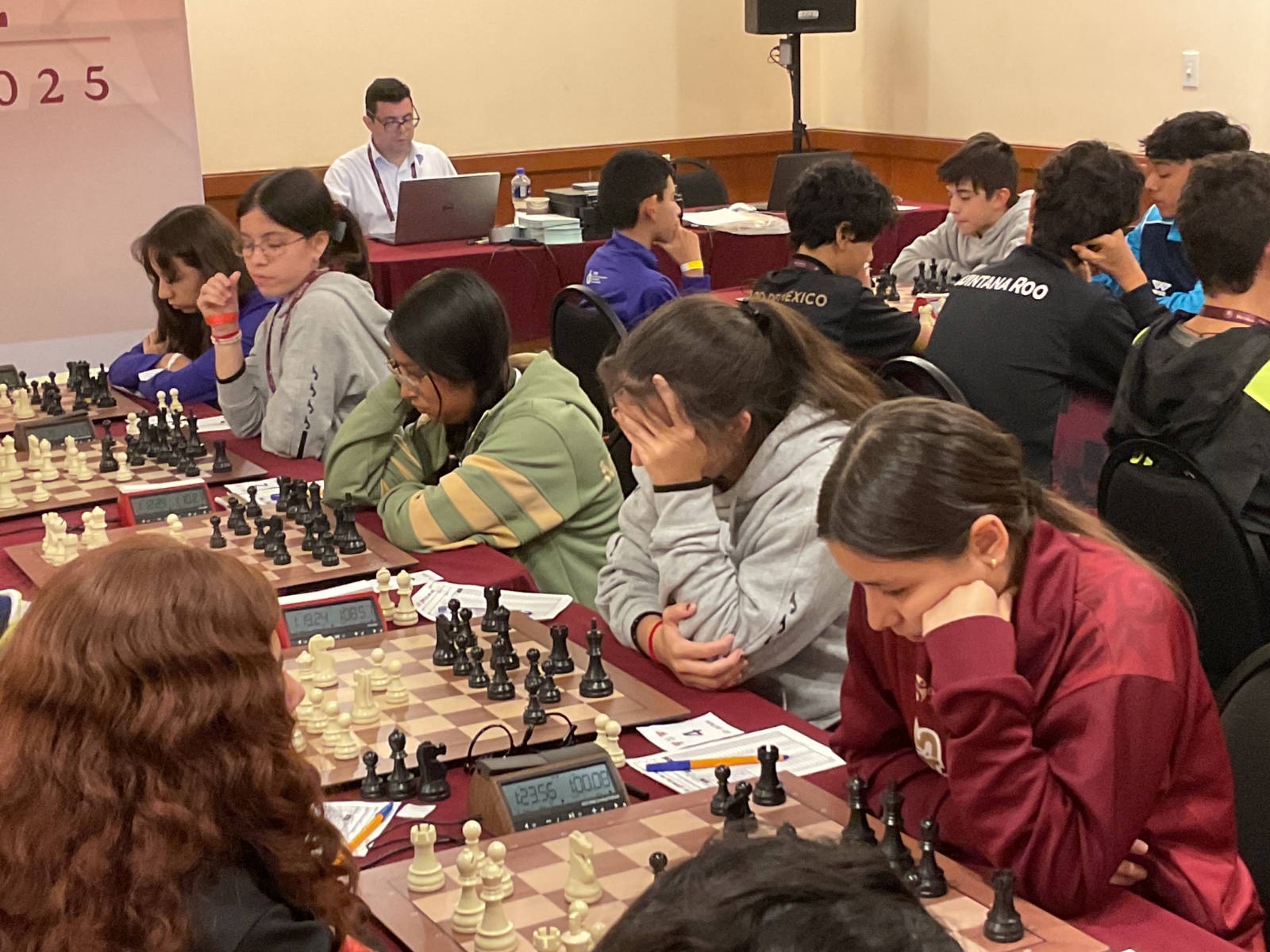 Jugadoras concentradas durante la ronda 5 de la Olimpiada de Ajedrez 2025