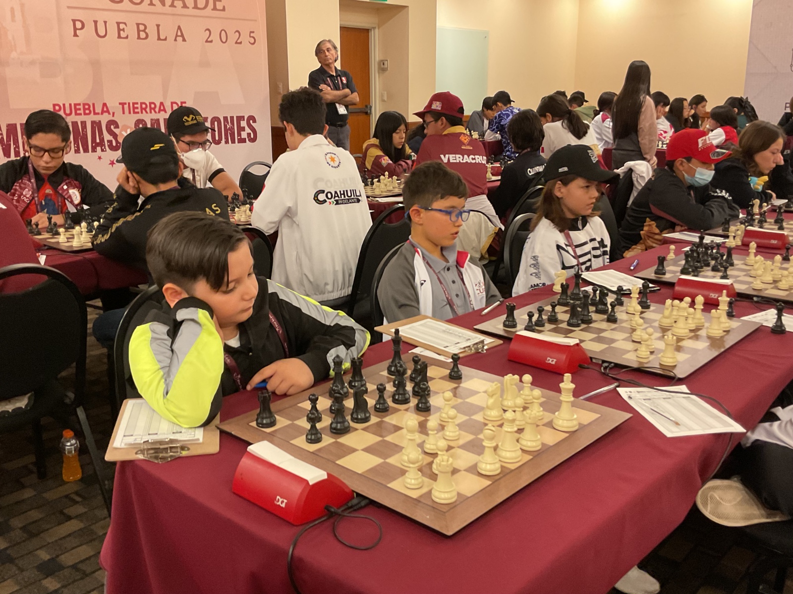Jóvenes competidores durante una partida en la Olimpiada Nacional