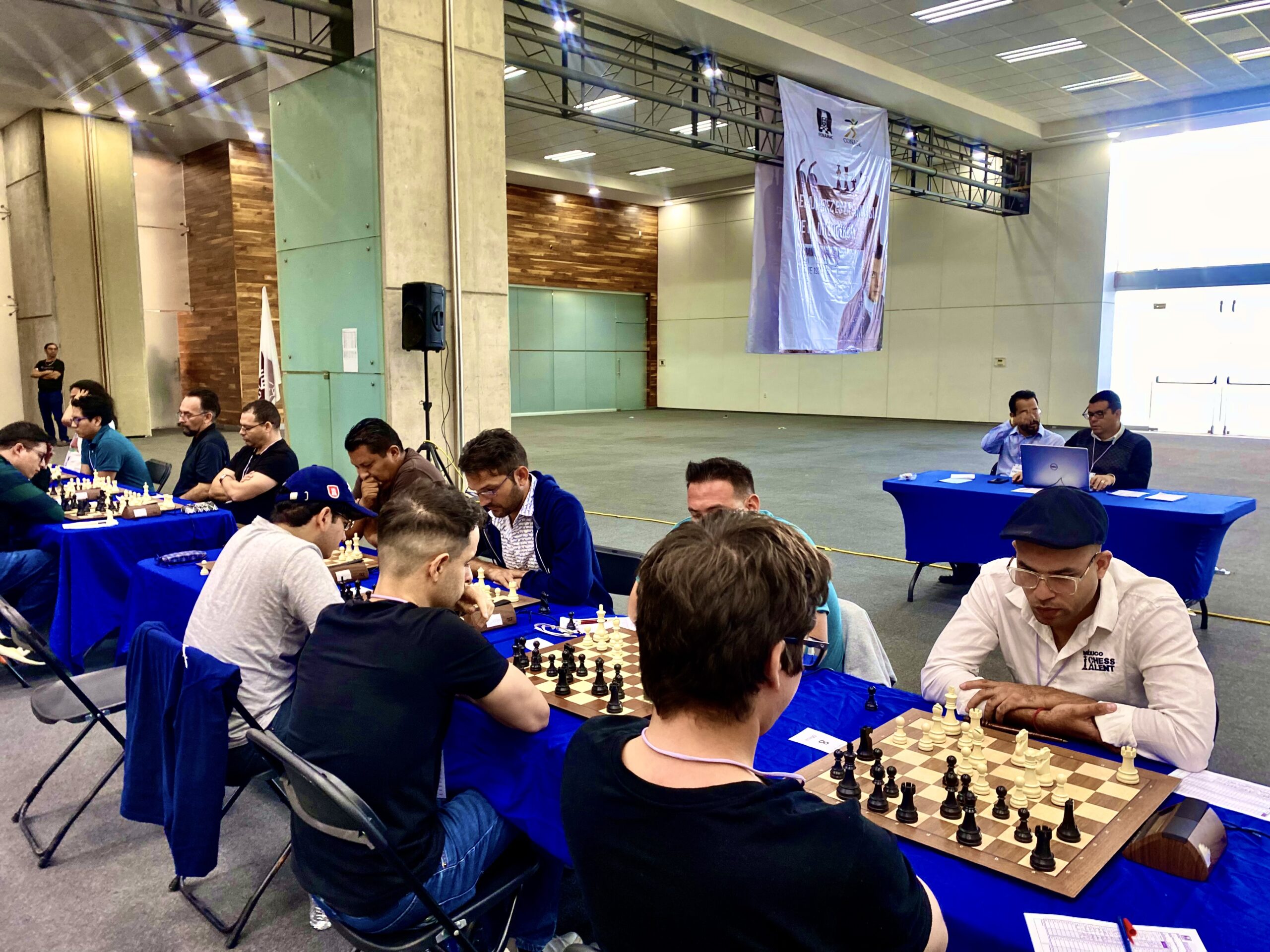 [Jugadores compitiendo en la primera ronda de la categoría Internacional]