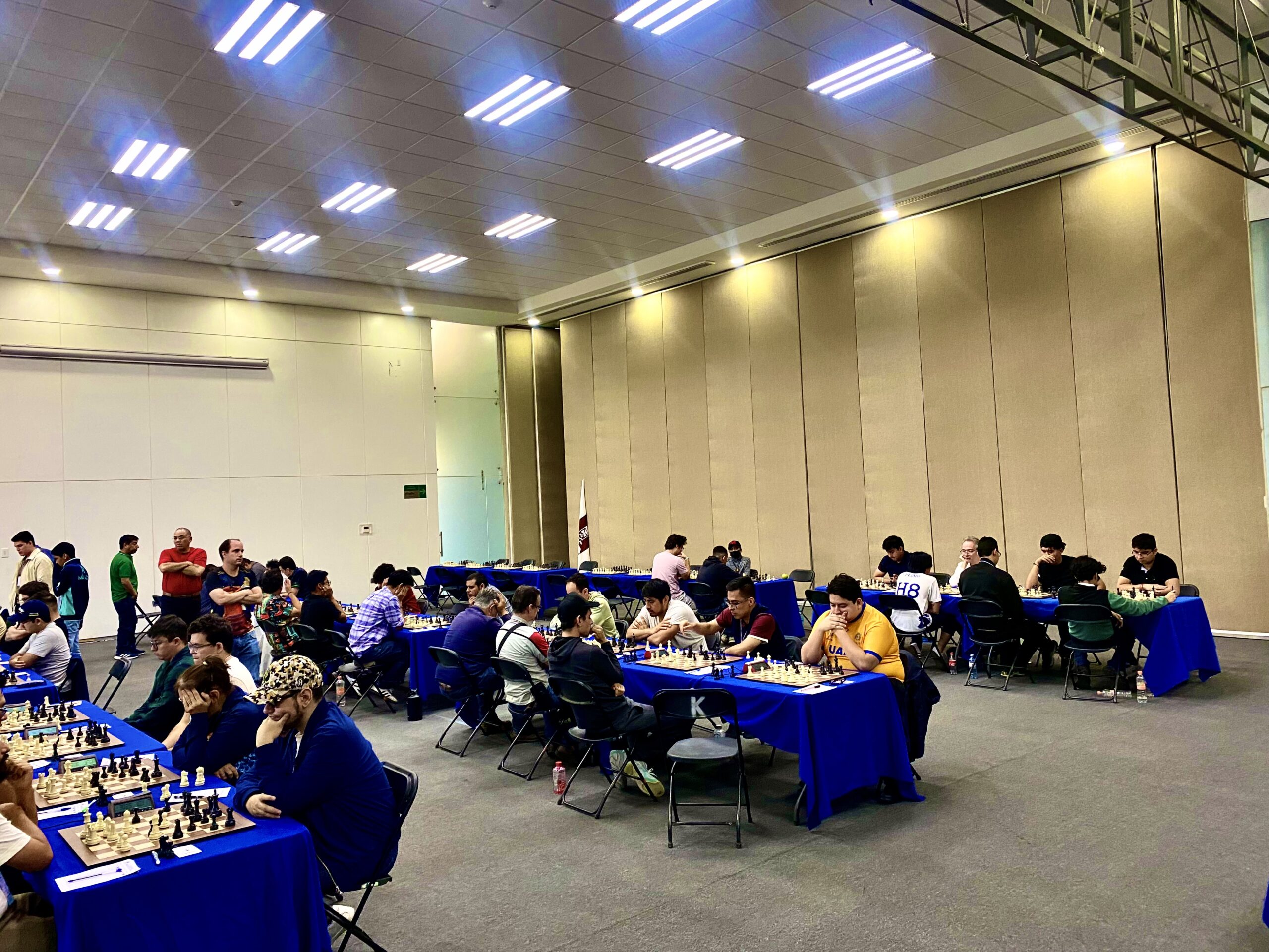 [Vista panorámica de la sala de juego internacional]