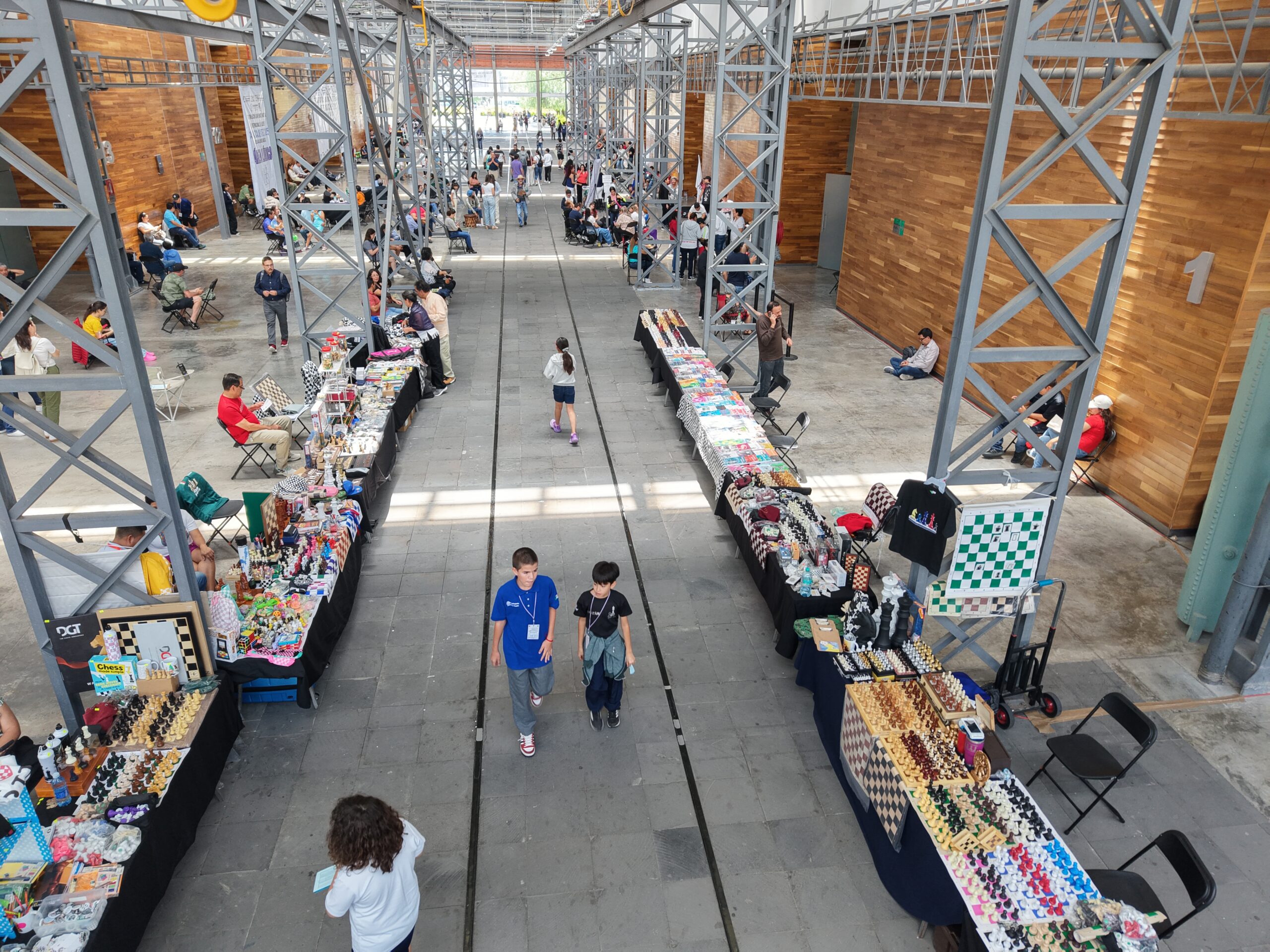 [Área de stands y ventas de artículos de ajedrez]