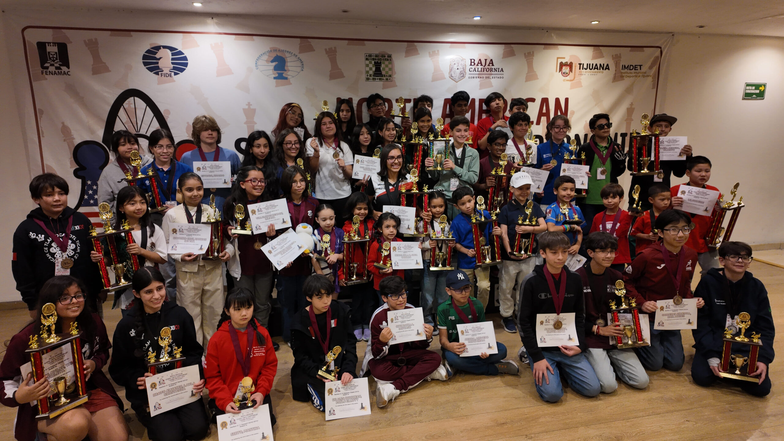 Foto grupal de todos los ganadores del Campeonato Norteamericano Escolar 2025