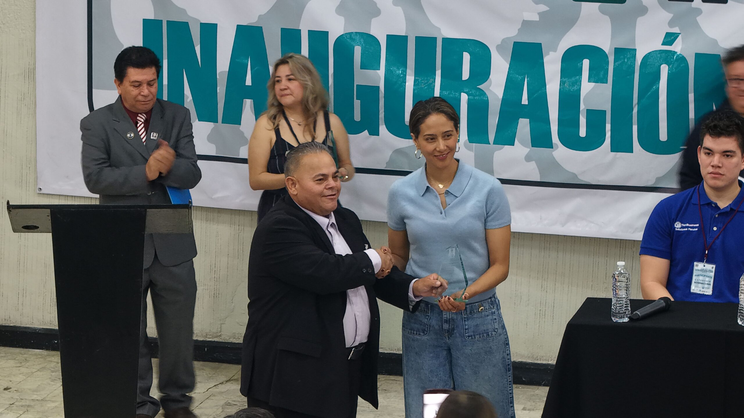 Entrega de reconocimiento a Directora del INDEREQ