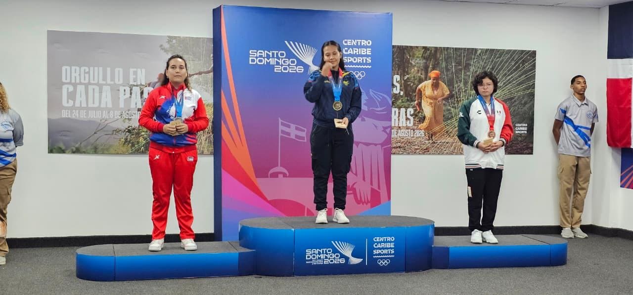 Podio del ajedrez femenil en los XXV JCC Santo Domingo 2026 — WFM Guadalupe Montaño Vicente en la ceremonia de premiación del blitz