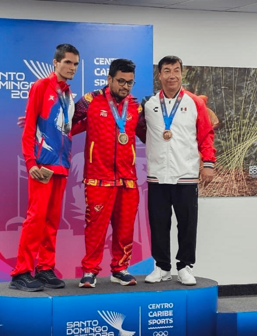 Ceremonia de premiación del segundo tablero varonil del blitz — GM Gilberto Hernández recibe la medalla de bronce en los XXV JCC Santo Domingo 2026