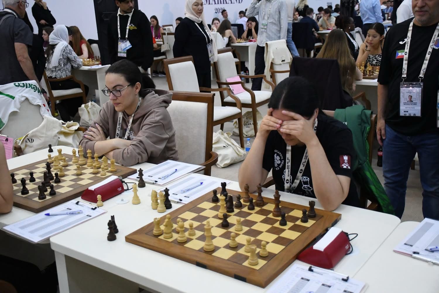 WIM Zenia Corrales Jiménez y WIM Tania Miranda Rodríguez durante la ronda 3 de la Olimpiada Samarcanda 2026