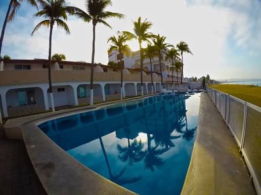 Alberca del Hotel Marbella en Playa Azul, Manzanillo, Colima